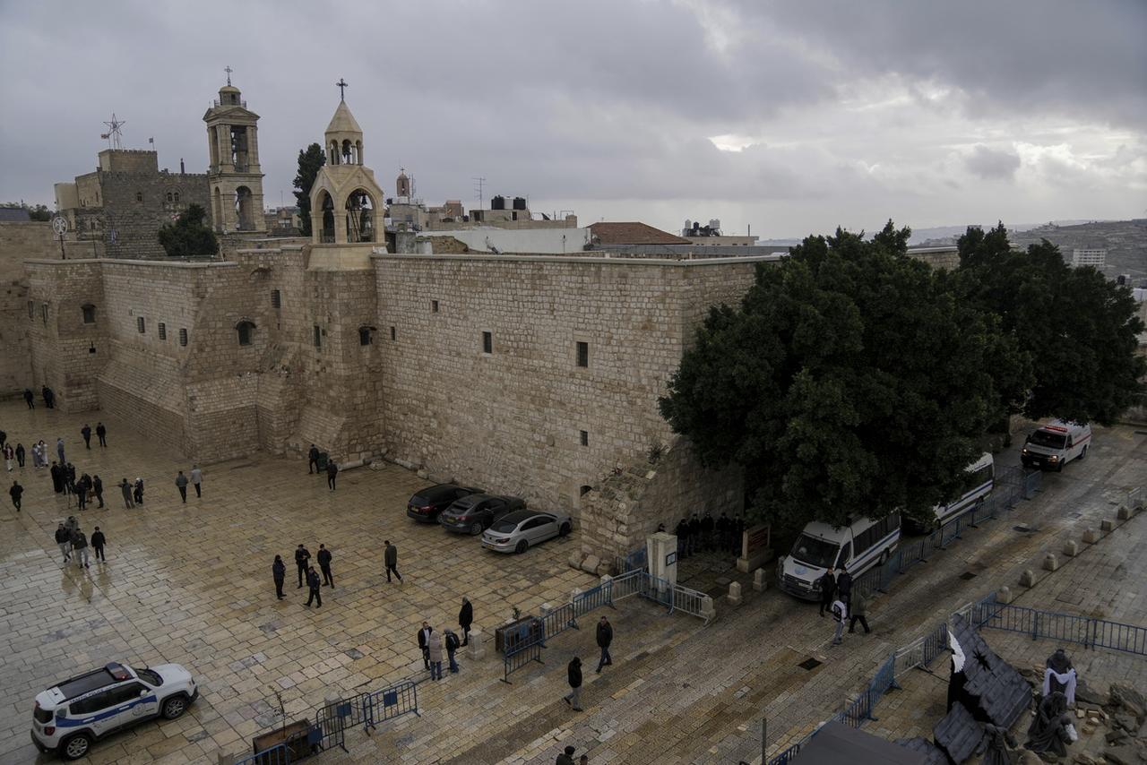 La basilique de la Nativité de Bethléem, en Cisjordanie, le 24 décembre 2023, alors que la guerre fait rage entre Israël et le Hamas dans la bande de Gaza. [KEYSTONE - MAHMOUD ILLEAN]