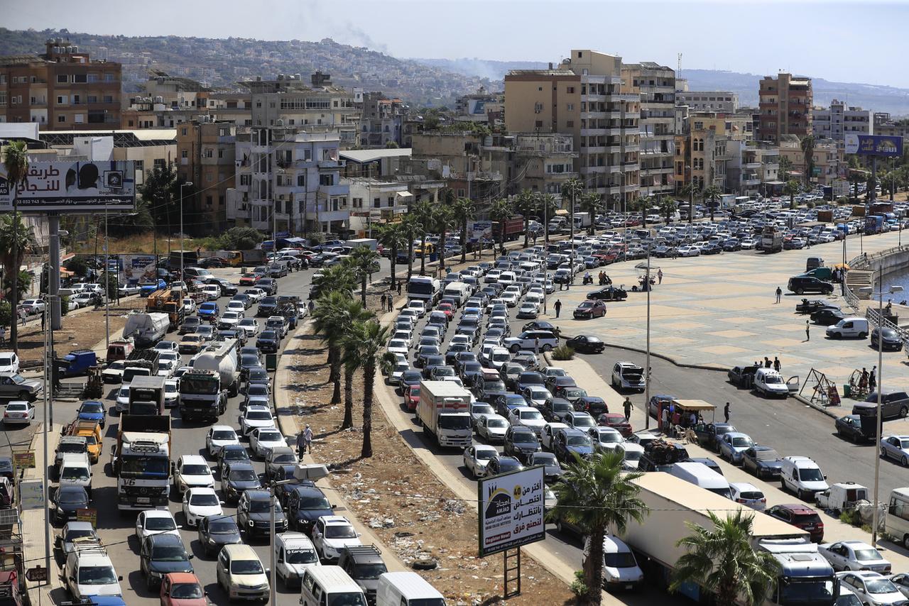 Des milliers de voitures de réfugiées et réfugiés fuyant le sud du Liban engorgent les rues de Saïda, à une trentaine de kilomètres au nord de Tyr. [KEYSTONE - MOHAMMED ZAATARI]