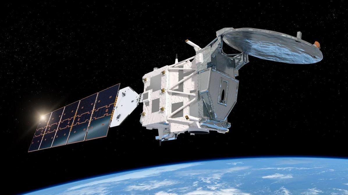 Vue d'artiste du satellite EarthCARE une fois déployé en orbite. A l'avant, son instrument radar et son réflecteur. [ESA - ATG Medialab]