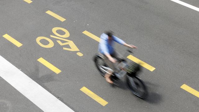 Selon une étude, les accidents à vélo électrique sont bien plus graves qu'à bicyclette. [KEYSTONE - SALVATORE DI NOLFI]