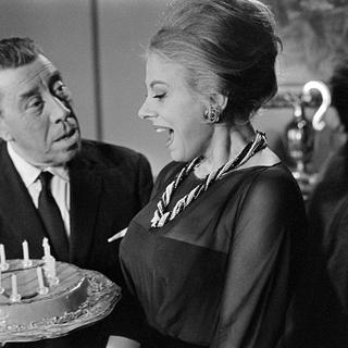 Fernandel et Sandra Milo sur le tournage de "Relaxe-toi chérie" en 1963. [PHOTOTHEQUE LECOEUVRE / COLLECTION CHRISTOPHEL VIA AFP]