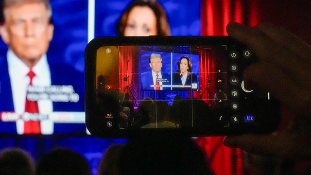 À moins de trois semaines de l'élection présidentielle américaine, Kamala Harris devancerait légèrement Donald Trump dans les sondages nationaux.