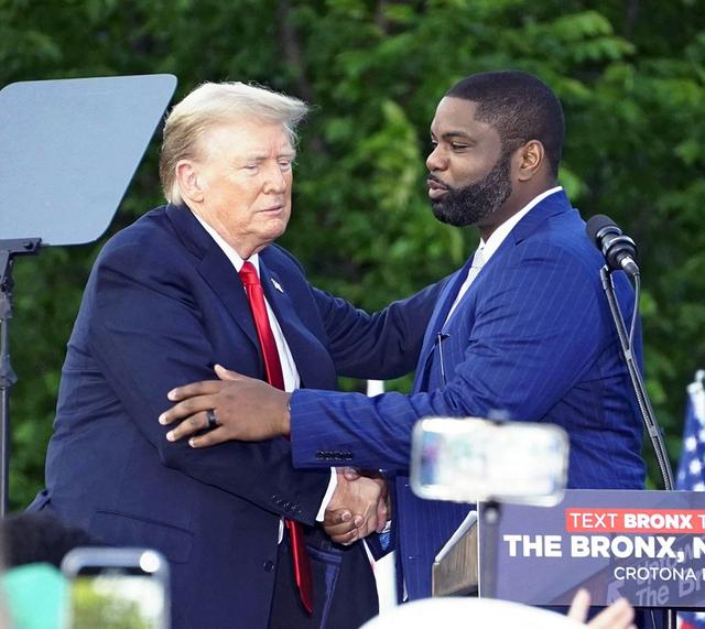 Dans sa campagne, Donald Trump s'entoure d'afro-américains, parmi lesquels Byron Donalds, membre de la Black Conservative Federation (BCF), ici dans le Bronx. [The Yomiuri Shimbun via AFP - HIROSHI TAJIMA]