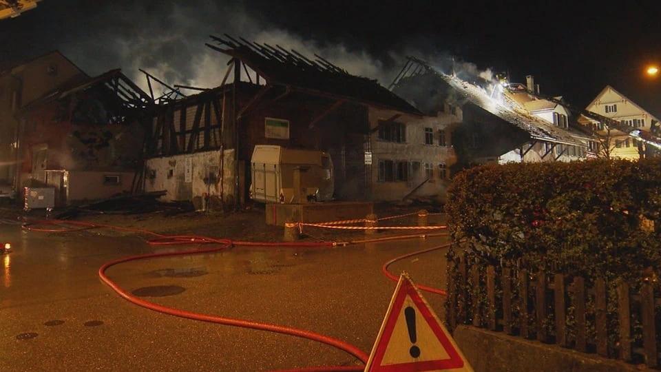 Le feu, qui s'est propagé dans plusieurs bâtiments, a engendré des dégâts matériels "énormes". [SRF - Beat Kälin]