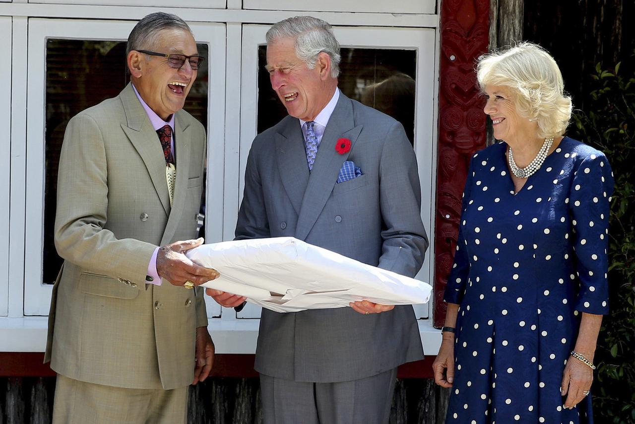 Le roi des Maoris Tuheitia Pootatau Te Wherowhero VII, en compagnie du prince de Galles et futur roi d'Angleterre Charles et de sa femme Camilla, en 2015. [KEYSTONE - DAVID ROWLAND]