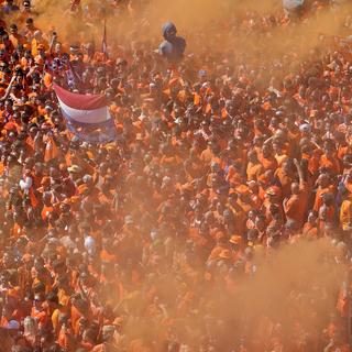 Des supporters attendent le match Angleterre-Pays-Bas de l'Euro 2024 dans les rues de Dortmund. [AP Photo/Keystone - Markus Schreiber]