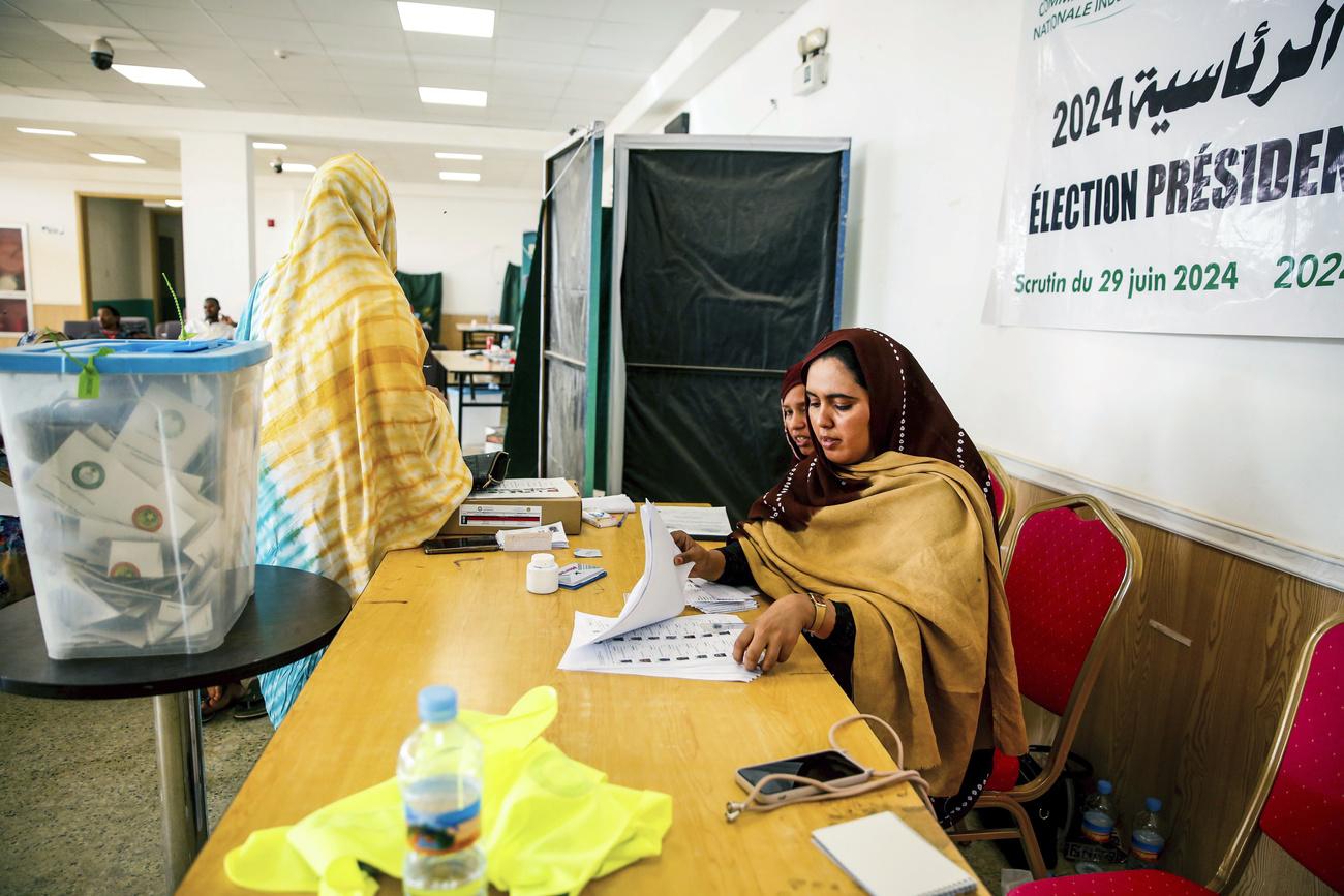 Un bureau de vote lors de l'élection présidentielle samedi 29 juin à Nouakchott, la capitale de la Mauritanie. [KEYSTONE - MAMSY ELKEIHEL]