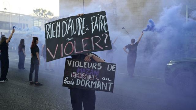 Des manifestation ont eu lieu lors de l'ouverture du procès de Dominique Pelicot et de ses 50 co-accusés. [AFP - Christophe Simon]