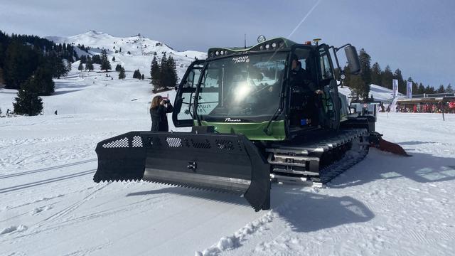 La première dameuse 100% électrique de Suisse prépare certaines pistes de Flumserberg (SG). [RTS - Stéphane Deleury]