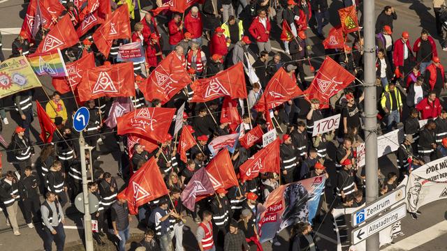 Des membres du syndicat IG Metall protestent dans les rues de Munich. [Keystone/DPA - Peter Kneffel]