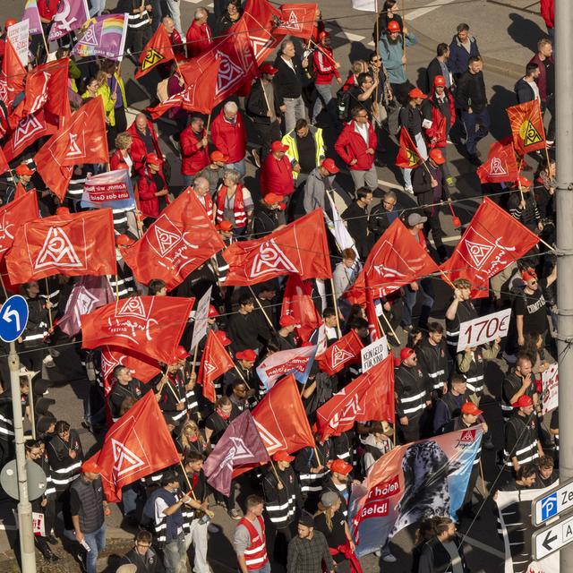 Des membres du syndicat IG Metall protestent dans les rues de Munich. [Keystone/DPA - Peter Kneffel]