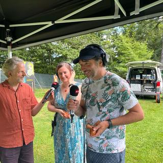 Bastien von Wyss découvre l’ocarina avec JayHan. [Mathilde Pelletier]