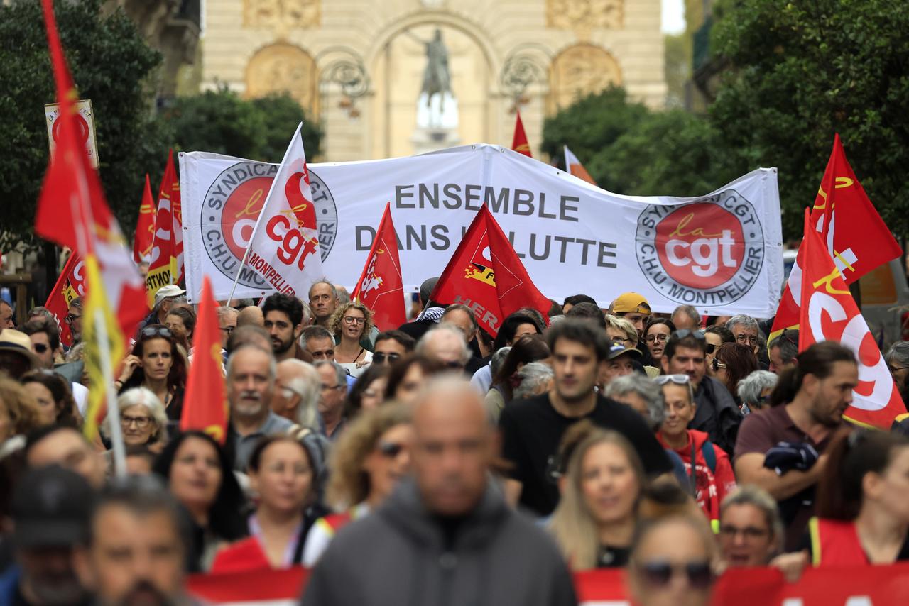 A l'appel des syndicats, des milliers de Français sont descendus dans la rue pour faire pression sur le Premier ministre. [KEYSTONE - GUILLAUME HORCAJUELO]