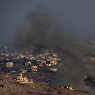 De la fumée après des bombardements d'Israël au Liban. [Keystone/AP Photo - Hussein Malla]