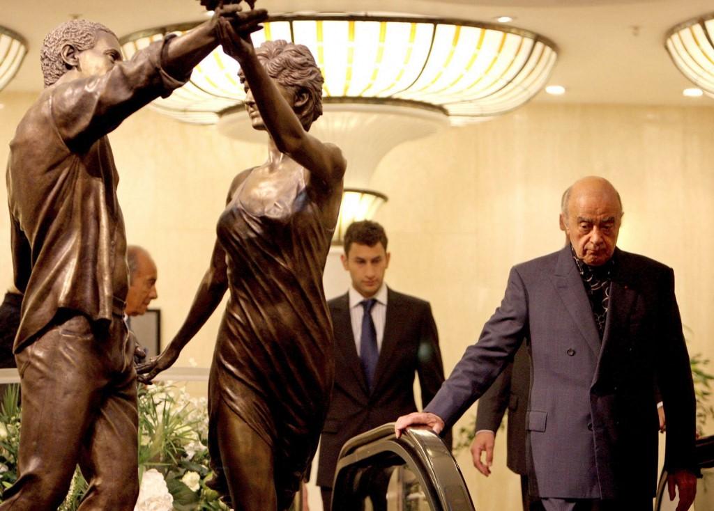 Mohamed Al-Fayed passe devant une statue de son fils Dodi et de Diana, princesse de Galles, au grand magasin Harrods à Londres, le 31 août 2007. [AFP - CHRIS RADBURN]