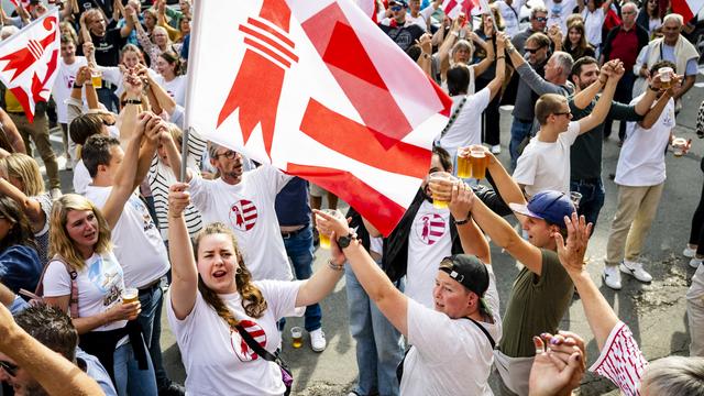 Des sympathisants de Moutier ville jurassienne réagissent en chantant La Rauracienne, à l'occasion des résultats sur le Concordat. [KEYSTONE - JEAN-CHRISTOPHE BOTT]