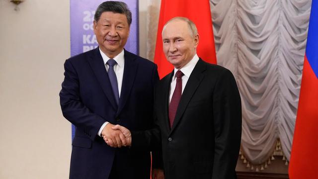 Xi Jinping et Vladimir Poutine lors du sommet des BRICS à Kazan, en Russie.