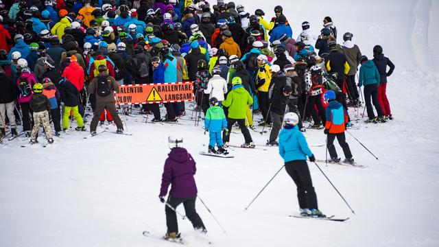 Embouteillage sur les pistes: plus d'un canton sur deux sera en vacances du 10 au 18 février. Image d'illustration. [Keystone - Jean-Christophe Bott]