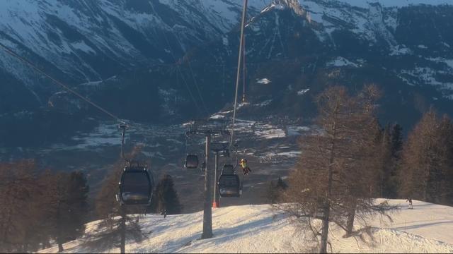 Les passagers de la télécabine Veysonnaz-Thyon ont été évacués par hélicoptère après une panne. [RTS]