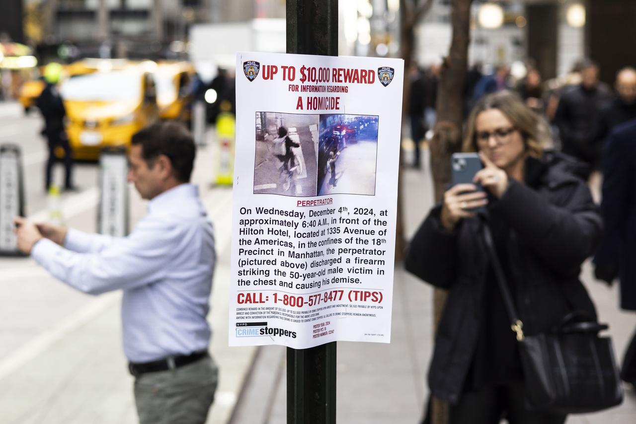 Des affiches ont été placardées à New York avec des images du tueur présumé. [KEYSTONE - JUSTIN LANE]