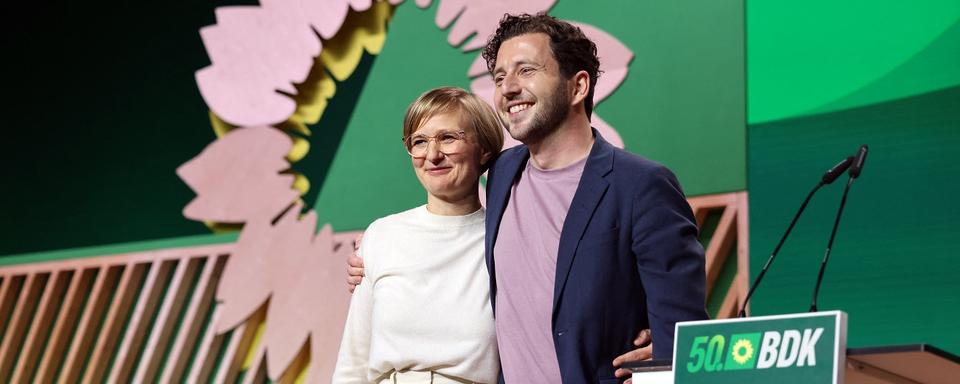 Les nouveaux leaders du parti écologiste allemand, Franziska Brantner (G) et Felix Banaszak (D), au congrès des Grüne à Wiesbaden. [AFP - Daniel ROLAND]