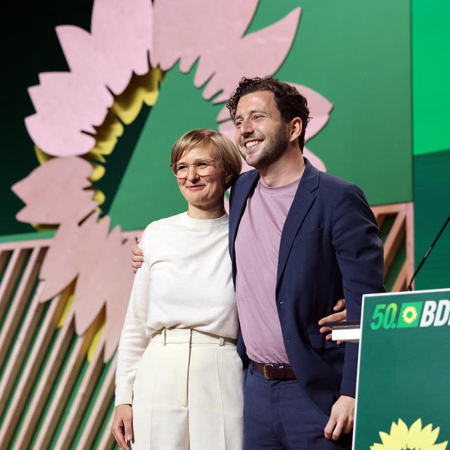 Les nouveaux leaders du parti écologiste allemand, Franziska Brantner (G) et Felix Banaszak (D), au congrès des Grüne à Wiesbaden. [AFP - Daniel ROLAND]