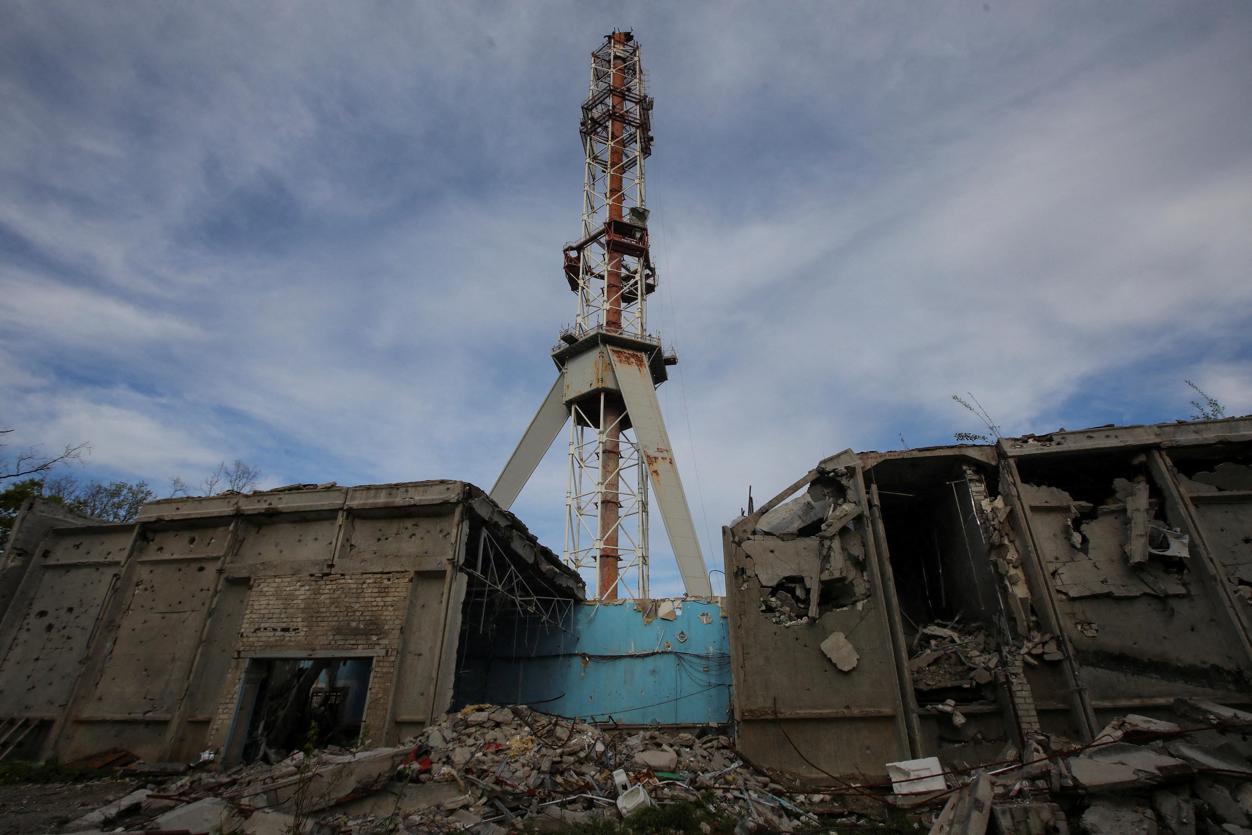 Une photo montre la tour de télévision de la ville de Kharkiv partiellement détruite après une frappe de missile russe lundi. [REUTERS - Vyacheslav Madiyevskyy]