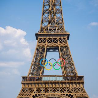 La tour Eiffel décorée avec les anneaux des Jeux olympiques. [Keystone - EPA/Christophe Petit Tesson]