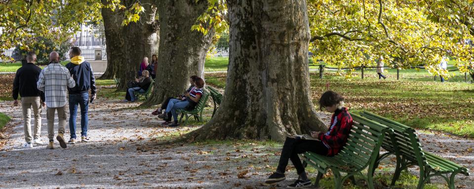 Des personnes se promènent dans le jardin botanique de Genève. [Keystone - Martial Trezzini]