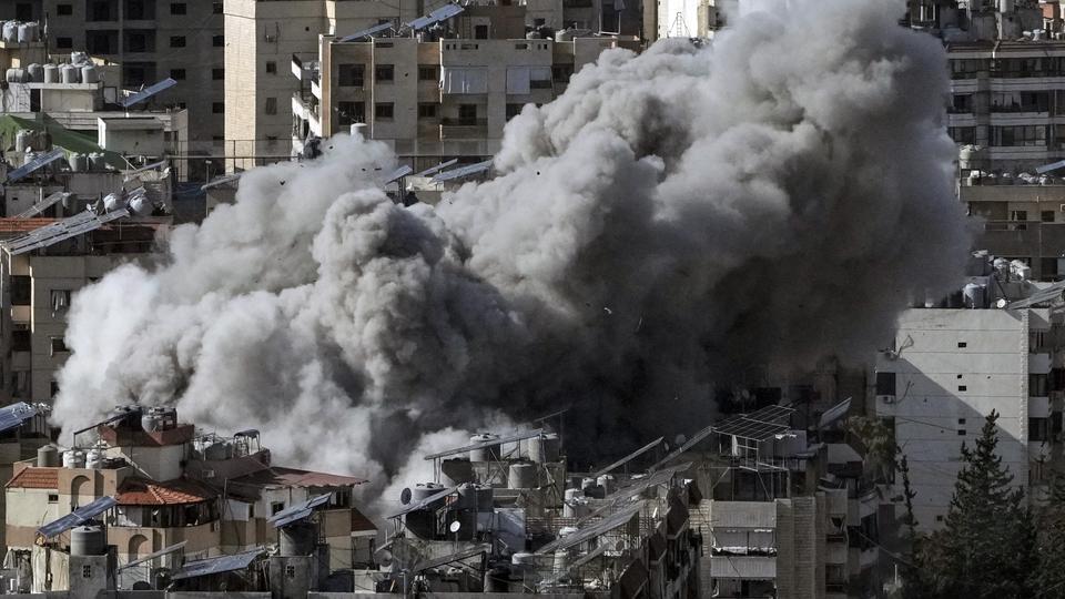 De nouvelles frappes ont visé jeudi la banlieue sud de Beyrouth, bastion du Hezbollah libanais. [KEYSTONE - BILAL HUSSEIN]