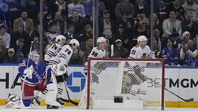 Les Blackhawks (en blanc) ont vécu une bonne soirée au Madison Square Garden. [KEYSTONE - FRANK FRANKLIN II]