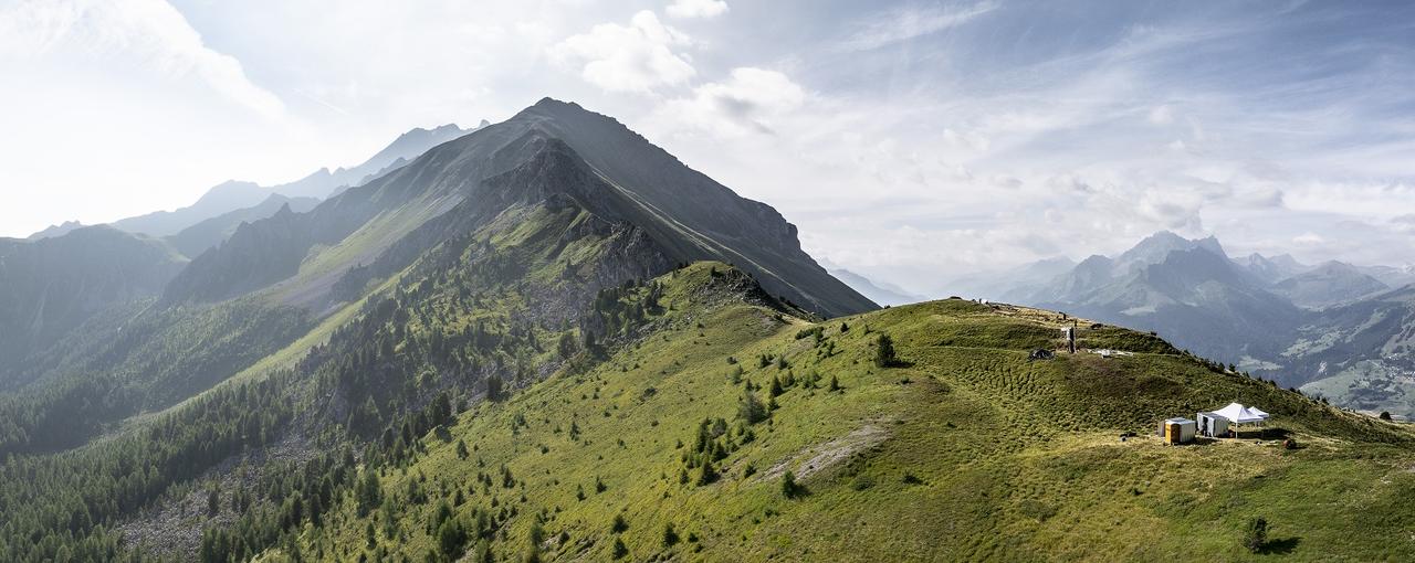 Le camp militaire était protégé par trois fossés et un talus. [Canton des Grisons - Andrea Badrutt]