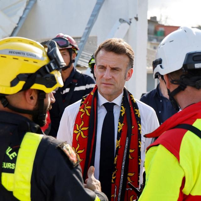 Emmanuel Macron à Mayotte, cinq jours après le passage du cyclone Chido. [AFP - LUDOVIC MARIN]