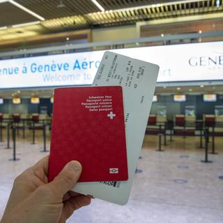 Un passeport suisse à l'aéroport. [Keystone - Salvatore Di Nolfi]