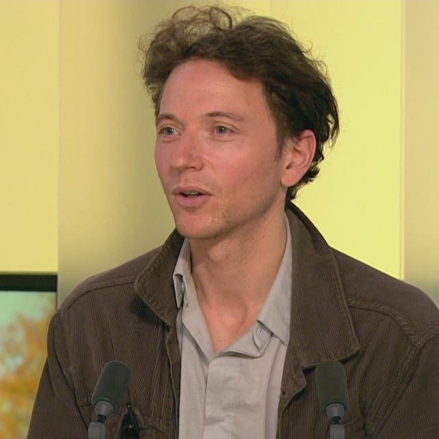 Le chanteur Raphaël dans l'émission "La librairie francophone". [Lalibrairiefrancophone]