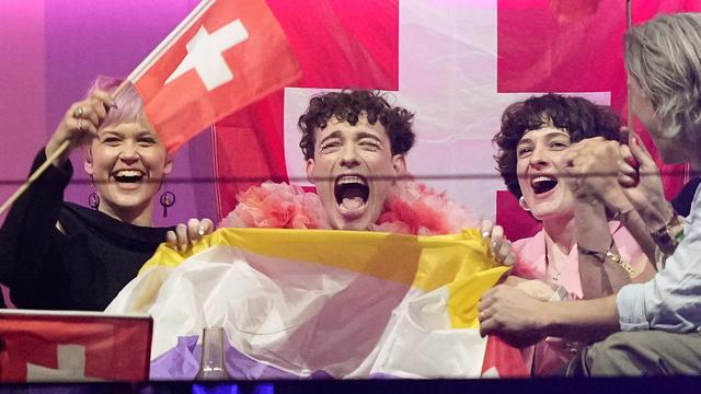 Nemo a mis en avant le drapeau de la communauté non-binaire lors de sa victoire. [Keystone - AP Photo/Martin Meissner]