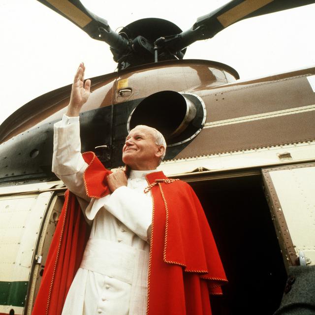 Le Pape Jean-Paul II lors de son arrivée dans la commune d'Einsiedeln (Schwytz) en 1984. [Keystone - Str]