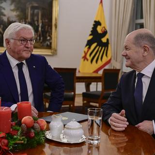 Le chancelier allemand Olaf Scholf (à droite) a rencontré le président Frank-Walter Steinmeier pour lui demander de dissoudre le Parlement. [Pool Photo via AP - John MacDougall]