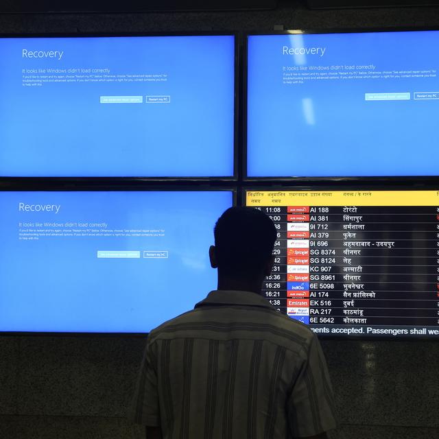 Panne à l'aéroport de New Dehli (Inde). Le monde est touché par une gigantesque panne informatique mondiale causé par une mise à jour du logiciel CrowdStrike, le 19 juillet 2024. [EPA / Keystone - RAJAT GUPTA]