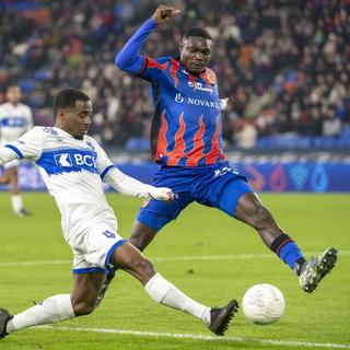 Teddy Okou (en blanc) et le LS ont tenu tête à Bâle au Parc St-Jacques. [Keystone]