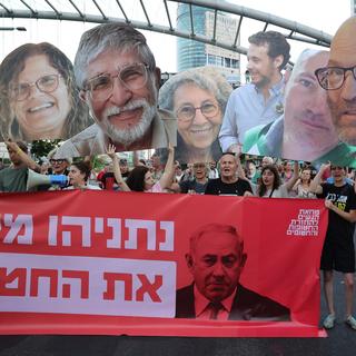 Tel Aviv: des Israéliens manifestent pour pousser leur gouvernement à signer un accord avec le Hamas. [Keystone - EPA/Abir Sultan]