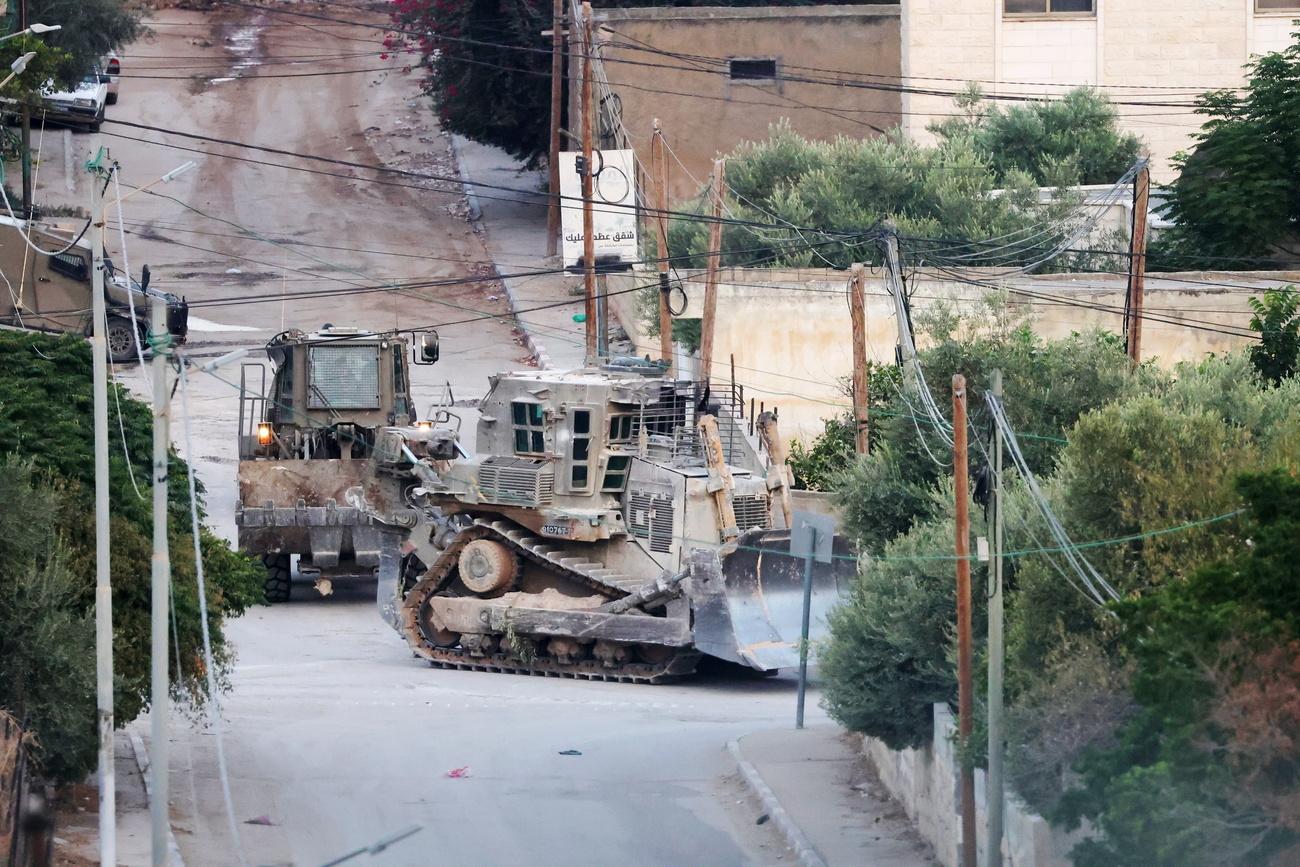 Des blindés israéliens dans les rues désertées de Jénine. [KEYSTONE - ALAA BADARNEH]