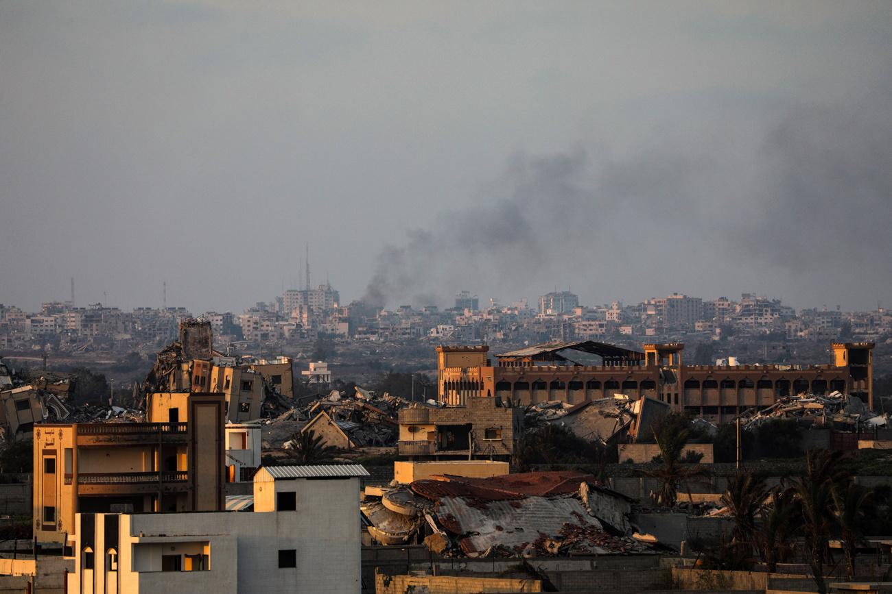 De la fumée s'échappe de la ville de Gaza après une frappe israélienne le 27 juin 2024. [KEYSTONE - MOHAMMED SABER]