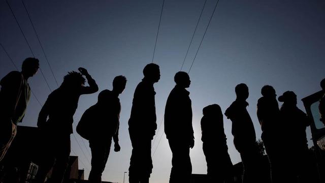 Des migrants font la queue lors d'une distribution alimentaire à Calais. (image d'illustration) [Reuters]