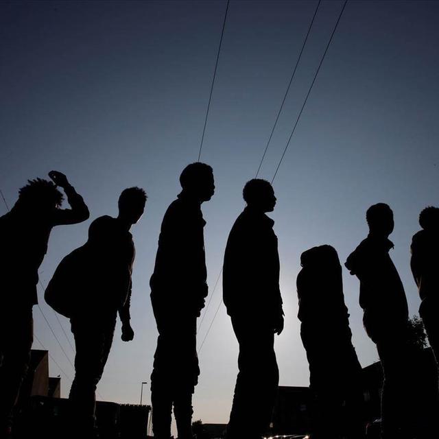Des migrants font la queue lors d'une distribution alimentaire à Calais. (image d'illustration) [Reuters]