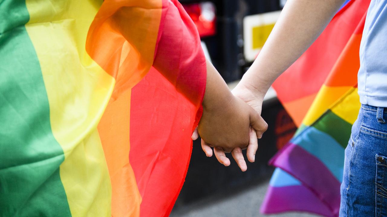 Deux membres de la communauté LGBT participant à la Gay Pride de Fribourg en 2016. [Keystone - Manuel Lopez]