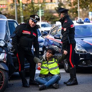 En Italie, un projet de loi prévoit 2 ans de prison pour le blocage de routes ou voies ferrées. [Anadolu via AFP - Piero Cruciatti]