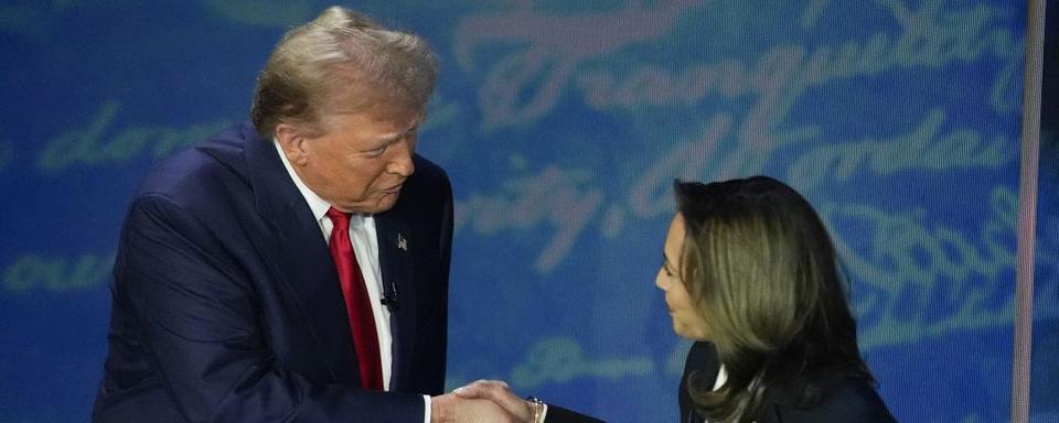 Donald Trump et Kamala Harris essayent de convaincre les électrices et électeurs indécis dans leurs derniers meetings. [Keystone/AP Photo - Alex Brandon]