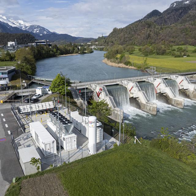 La plus grande installation de production d'hydrogène écologique de Suisse a été inaugurée à Domat/Ems (GR). [Keystone - Gian Ehrenzeller]