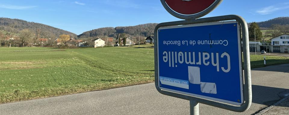 Un panneau retourné à Charmoille, dans le Jura. [RTS - Gaël Klein]